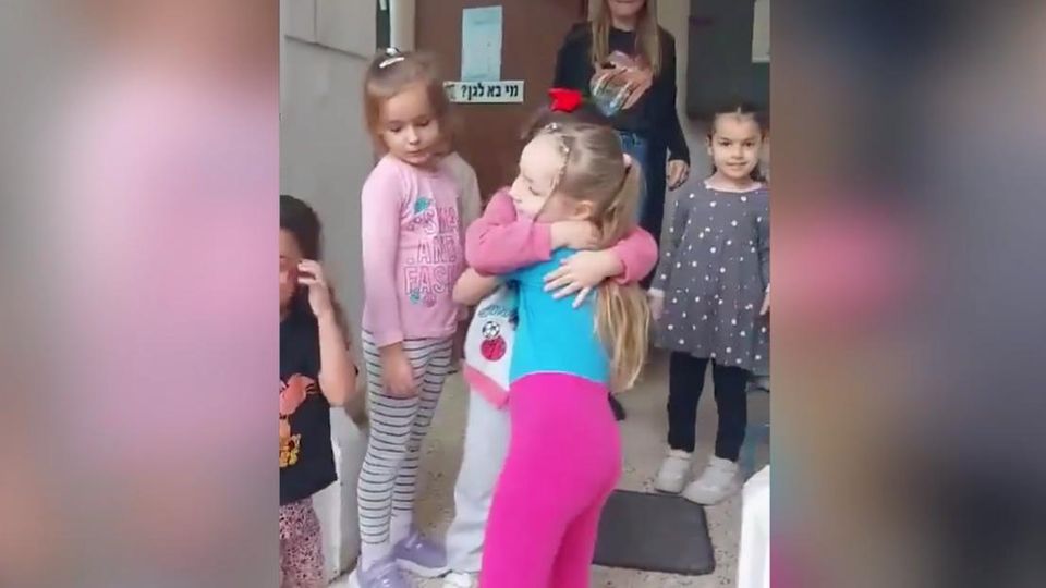 Amelia Aloni Nach Hamas-Gefangenschaft: Fünfjährige feiert emotionales Wiedersehen mit ihren Schulkameradinnen
