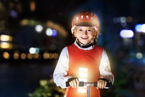 Sicherheit im Dunkeln: Reflektoren im Test: Was taugen Kleidung, Sticker oder Leine?
