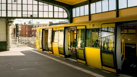 Eine gelbe U-Bahn der BVG steht in einem Bahnhof in Berlin