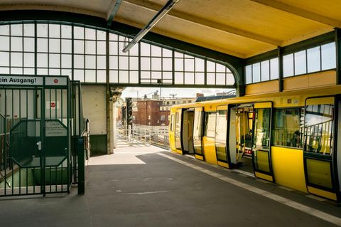 Eine gelbe U-Bahn der BVG steht in einem Bahnhof in Berlin