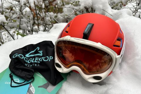 GoggleStop aus DHDL: GoggleStop auf einem Skihelm mit Brille