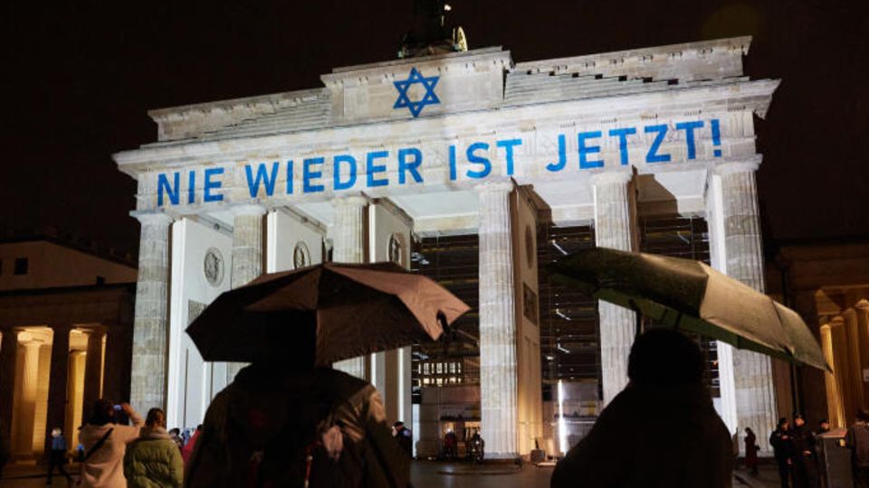 "Nie wieder ist jetzt" steht zum 85. Jahrestag der Pogromnacht am Brandenburger Tor