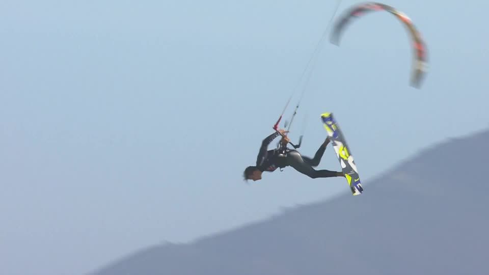 Video: Ab in die Lüfte - Italiener gewinnt Kitesurf-Event in Kapstadt Video: Ab in die Lüfte - Italiener gewinnt Kitesurf-Event in Kapstadt