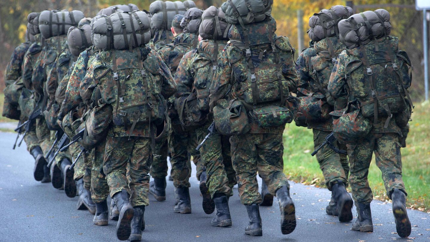 Soldaten in der Grundausbildung marschieren über das Gelände der Marinetechnikschule in Parow, Mecklenburg-Vorpommern 