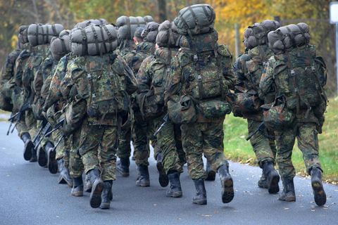 Soldaten in der Grundausbildung marschieren über das Gelände der Marinetechnikschule in Parow, Mecklenburg-Vorpommern 