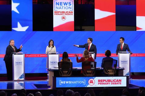 Von links nach rechts: Chris Christie, früherer Giouverneur von New Jersey; Nikki Haley, frühere Botschafterin bei den Vereinten Nationen; Ron DeSantis, Gouverneur von Florida und Unternehmer Vivek Ramaswamy
