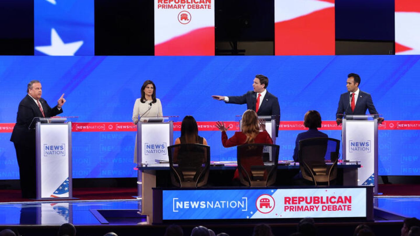 Von links nach rechts: Chris Christie, früherer Giouverneur von New Jersey; Nikki Haley, frühere Botschafterin bei den Vereinten Nationen; Ron DeSantis, Gouverneur von Florida und Unternehmer Vivek Ramaswamy