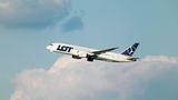 Die größte polnische Fluggesellschaft kommt bei Passagieren offenbar gut an: LOT Polish Airlines belegt den dritten Platz im Ranking. Mit einer Flottenstärke von 73 Fliegern steuert die Airline heute Ziele auf der ganzen Welt an – darunter auch viele Städte in Deutschland oder Fernziele in Kanada und den USA an