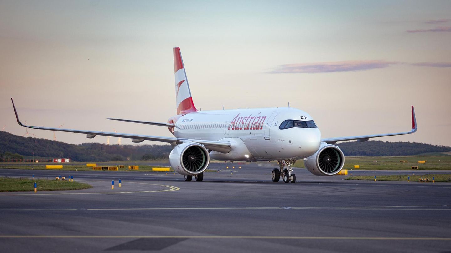 Ursprünglich war Austrian Airlines eine staatliche Fluggesellschaft von Österreich. Seit 2009 gehört sie allerdings zur Lufthansa-Gruppe – und fliegt mit insgesamt 130 Fliegern Ziele auf der ganzen Welt an. Und das mit dem gewissen Etwas: Vor der Landung bekommt jeder Passagier ein kleines Schokoladentäfelchen mit dem landestypischen Gruß "Servus"