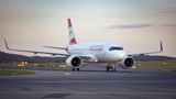 Ursprünglich war Austrian Airlines eine staatliche Fluggesellschaft von Österreich. Seit 2009 gehört sie allerdings zur Lufthansa-Gruppe – und fliegt mit insgesamt 130 Fliegern Ziele auf der ganzen Welt an. Und das mit dem gewissen Etwas: Vor der Landung bekommt jeder Passagier ein kleines Schokoladentäfelchen mit dem landestypischen Gruß "Servus"