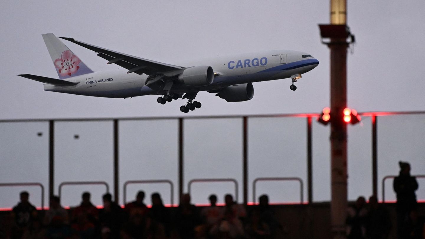 Der Name verwirrt im ersten Moment, denn China Airlines ist tatsächlich keine chinesische, sondern eine taiwanische Fluggesellschaft. 63 Passagierflugzeuge bringen jährlich rund 15 Millionen Menschen von A nach B