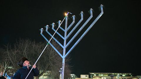 Chanukka: Ein Rabbiner entzündet einen Chanukka-Leuchter