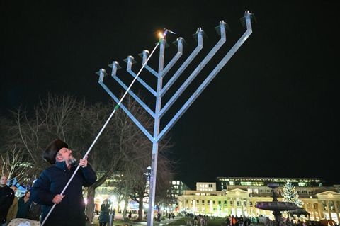 Chanukka: Ein Rabbiner entzündet einen Chanukka-Leuchter