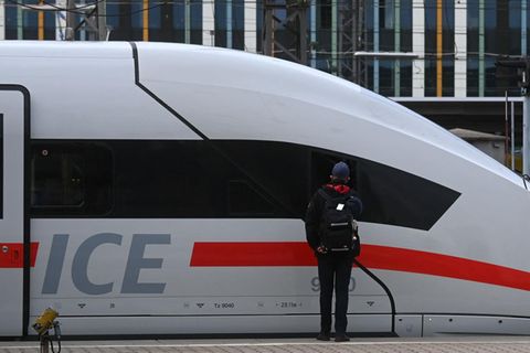 Die Deutsche Bahn bleibt am Freitag wieder vielerorts stehen.