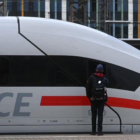 Die Deutsche Bahn bleibt am Freitag wieder vielerorts stehen.