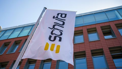 Eine Flagge mit dem Firmenlogo der Schufa flattert vor dem Geschäftssitz in Wiesbaden