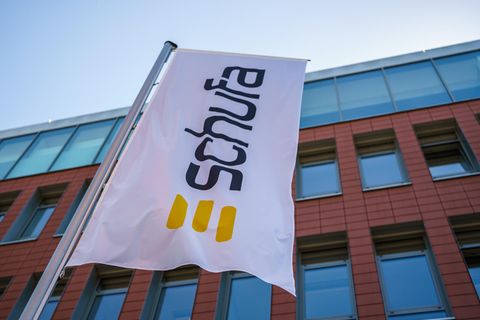 Eine Flagge mit dem Firmenlogo der Schufa flattert vor dem Geschäftssitz in Wiesbaden