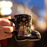 Eine Tasse in Form eines Stiefels