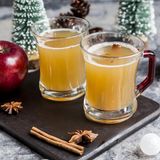 Zwei Gläser mit Apfelpunsch