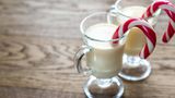 Zwei Gläser mit Eierlikör