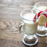 Zwei Gläser mit Eierlikör