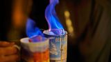 Zwei Keramikbecher mit Feuerzangenbowle