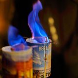 Zwei Keramikbecher mit Feuerzangenbowle