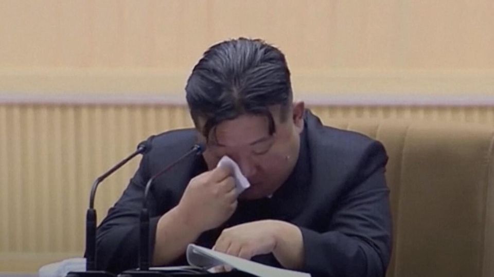 Kim Jong Un weint wegen zu niedriger Geburtenraten in Nordkorea (Video)