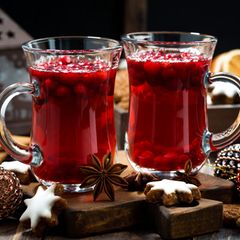 Weihnachtsgetränk heißer Cranberry-Tee und Kekse
