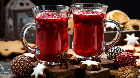 Weihnachtsgetränk heißer Cranberry-Tee und Kekse