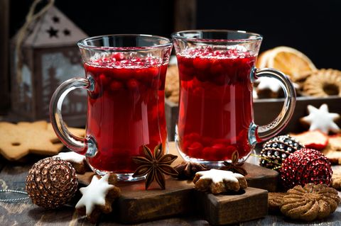 Weihnachtsgetränk heißer Cranberry-Tee und Kekse