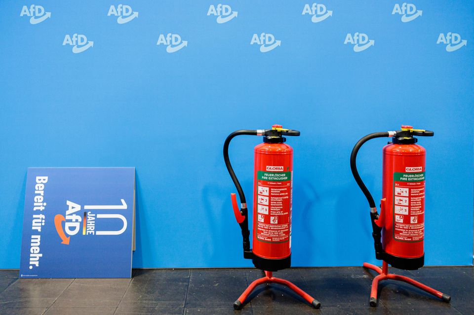 Zwei Feuermelder  neben einem AfD-Schild