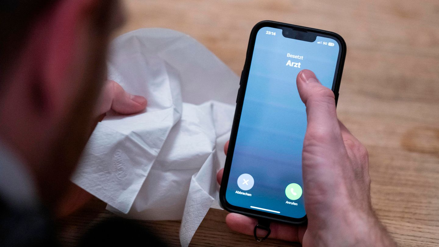 Mann meldet sich telefonisch krank