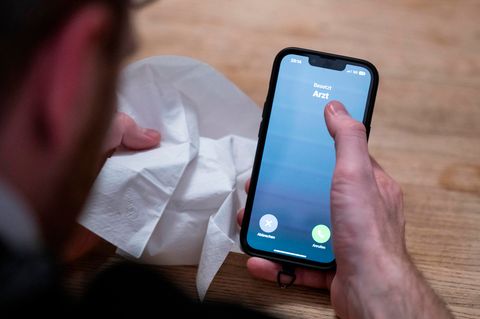 Mann meldet sich telefonisch krank