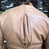 Zu sehen ist der Rücken einer Frau, gehüllt in eine Lederjacke. Doch die Falte erinnert auch an etwas anderes. So fand die Fotografie ihren Weg in den Bildband "I see Vulvas everywhere".