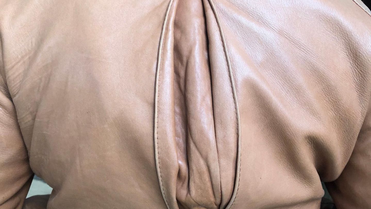 Zu sehen ist der Rücken einer Frau, gehüllt in eine Lederjacke. Doch die Falte erinnert auch an etwas anderes. So fand die Fotografie ihren Weg in den Bildband "I see Vulvas everywhere".