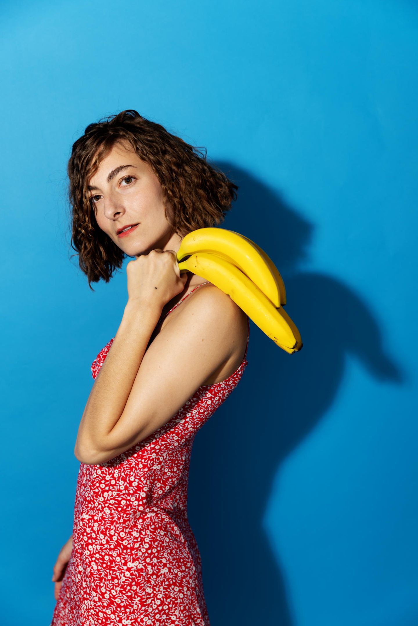 "I See Vulvas Everywhere": Eigentlich steht Lisa Frischemeier regelmäßig mit ihrem feministischen Programm "Witch Hunt" als Stand-Up-Comedienne im Comedy Café Berlin auf der Bühne. In "I See Vulvas everywhere" tritt sie auch als Kuratorin in Erscheinung. Und hat auch selbst Eingang in den Band gefunden: Auf diesem Foto schwingt sie Bananen über ihre Schulter. Gilt die Frucht eigentlich als Phallus-Symbol, so erinnert sie hier in der Zweierkonstellation tatsächlich entfernt an eine Vulva. Eigentlich steht Lisa Frischemeier regelmäßig mit ihrem feministischen Programm "Witch Hunt" als Stand-Up-Comedienne im Comedy Café Berlin auf der Bühne. In "I See Vulvas everywhere" tritt sie auch als Kuratorin in Erscheinung. Und hat auch selbst Eingang in den Band gefunden: Auf diesem Foto schwingt sie Bananen über ihre Schulter. Gilt die Frucht eigentlich als Phallus-Symbol, so erinnert sie hier in der Zweierkonstellation tatsächlich entfernt an eine Vulva.