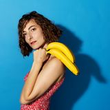 Eigentlich steht Lisa Frischemeier regelmäßig mit ihrem feministischen Programm "Witch Hunt" als Stand-Up-Comedienne im Comedy Café Berlin auf der Bühne. In "I See Vulvas everywhere" tritt sie auch als Kuratorin in Erscheinung. Und hat auch selbst Eingang in den Band gefunden: Auf diesem Foto schwingt sie Bananen über ihre Schulter. Gilt die Frucht eigentlich als Phallus-Symbol, so erinnert sie hier in der Zweierkonstellation tatsächlich entfernt an eine Vulva.