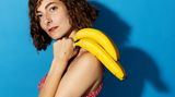 Eigentlich steht Lisa Frischemeier regelmäßig mit ihrem feministischen Programm "Witch Hunt" als Stand-Up-Comedienne im Comedy Café Berlin auf der Bühne. In "I See Vulvas everywhere" tritt sie auch als Kuratorin in Erscheinung. Und hat auch selbst Eingang in den Band gefunden: Auf diesem Foto schwingt sie Bananen über ihre Schulter. Gilt die Frucht eigentlich als Phallus-Symbol, so erinnert sie hier in der Zweierkonstellation tatsächlich entfernt an eine Vulva.