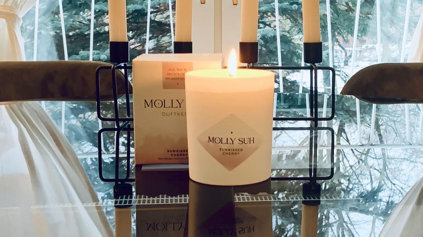 Molly Suh aus DHDL steht auf einem Tisch und brennt