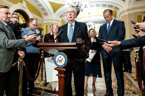 Derrepublikanische Minderheitsführer im Senat, Mitch McConnell spricht zu Reportern