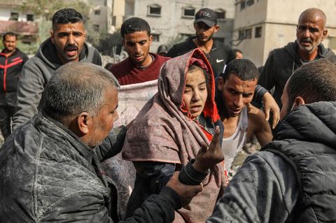Palästinenser bergen eine junge Frau nach einem Angriff auf die Stadt in Khan Yunis im Süden des Gazastreifens