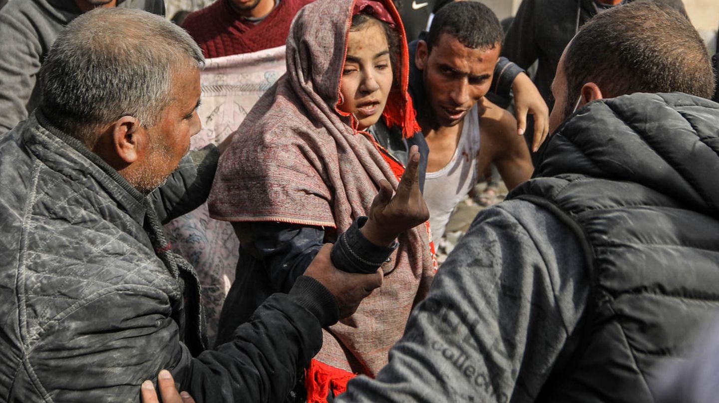 Palästinenser bergen eine junge Frau nach einem Angriff auf die Stadt in Khan Yunis im Süden des Gazastreifens