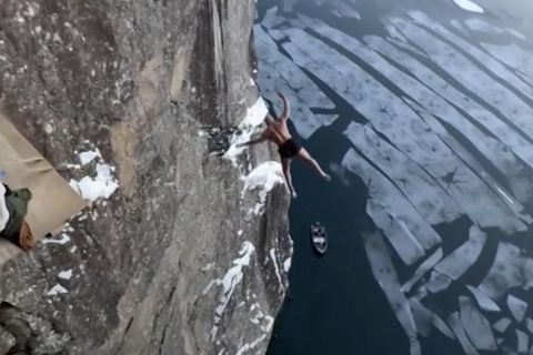 Extremsport: Neuer Weltrekord im "Todessprung": Waghalsiger Norweger stürzt sich aus 40,5 Meter in die Tiefen des eisigen Nordfjords