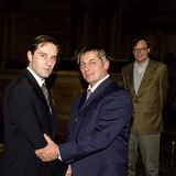 Die TV-Karriere von Heinz Hoenig ist vor allem mit einem Namen verbunden: Dieter Wedel. Gleich fünf Mehrteiler drehte er mit dem Regisseur. "Der große Bellheim" (1993), "Der Schattenmann" (1996, Foto), "Der König von St. Pauli" (1998), "Die Affäre Semmeling" (2002) und "Gier" (2010). Für seine schauspielerischen Leistungen in den Wedel-Produktionen wurde er mehrfach ausgezeichnet. 1996 erhielt er den Bayerischen Fernsehpreis und 1997 zusammen mit Dieter Wedel und Stefan Kurt (l.) den Adolf-Grimme-Preis für "Der Schattenmann". Der Fünfteiler dreht sich um einen verdeckten Ermittler, der in die organisierten Kriminalität eingeschleust wird.