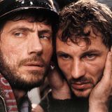 Diese Rolle machte ihn berühmt: In Wolfgang Petersens Kriegsdrama "Das Boot" spielt der damals 30-Jährige den Funkmaat Hinrich. Der Film wurde auch international ein Erfolg - und verhalft dem Schauspielensemble um Jürgen Prochnow (l.), Herbert Grönemeyer, Martin Semmelrogge, Claude-Oliver Rudolph, Ralf Richter, Otto Sander und Heinz Hoenig zu internationaler Prominenz.