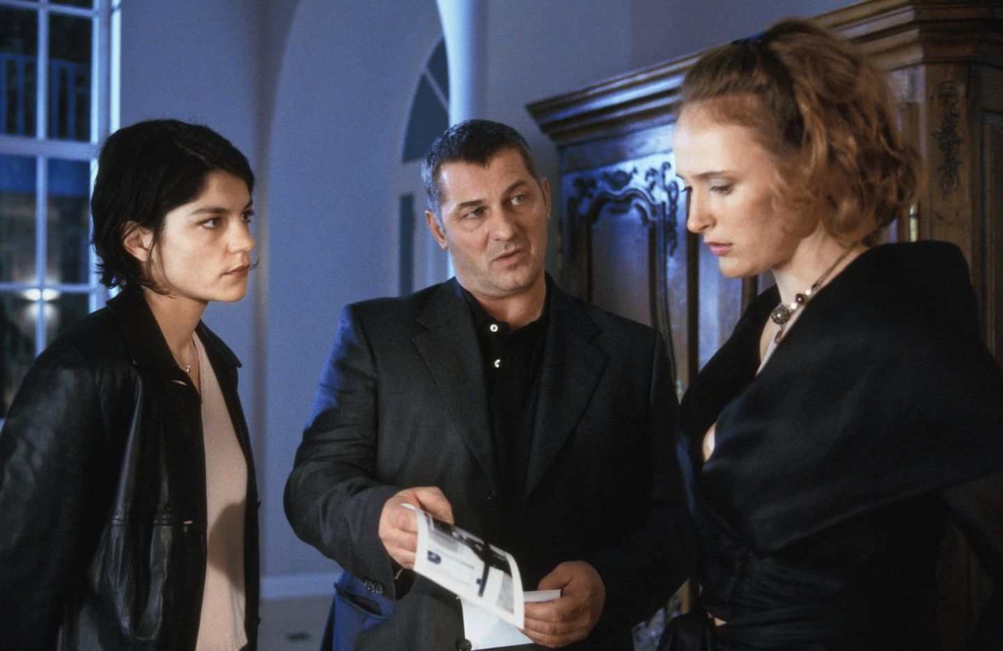 In dem Thriller "Rendezvous mit dem Teufel" war Hoenig 1999 an der Seite von Jasmin Tabatabai und Julia Jäger in ungewohnter Rolle zu sehen - als Hauptkommissar.
