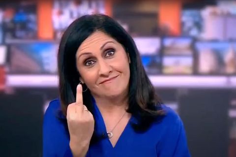 BBC-Moderatorin Maryam Moshiri zeigt ihren Mittelfinger in die Kamera