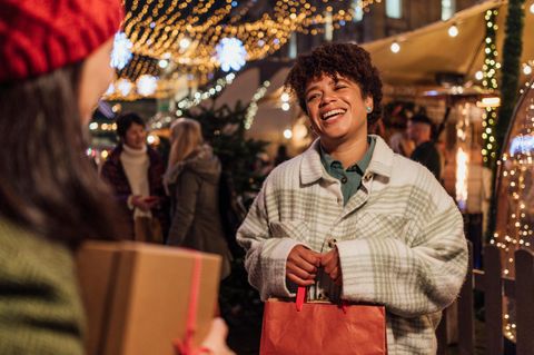 Freundlichkeit bei Einkauf für Weihnachtsgeschenke
