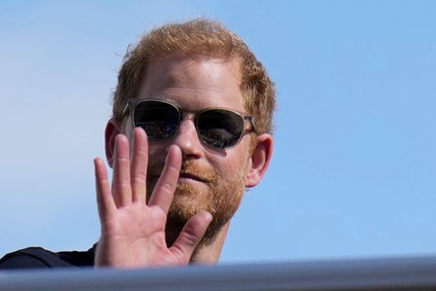 Prinz Harry trägt Sonnenbrille und winkt